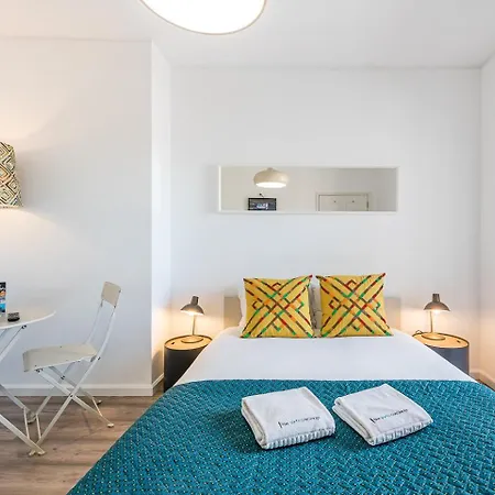 Guestready - Red Stripes Porto